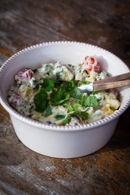 potatissallad med creme fraiche, majonnäs och senap