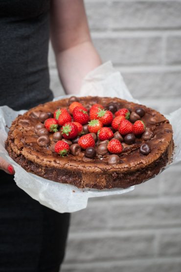kladdkaka med polly och jordgubbar