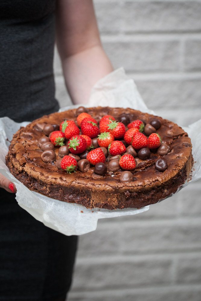 kladdkaka med polly och jordgubbar