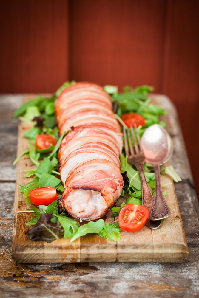 fläskfilé fylld med fetaost och inrullad i bacon