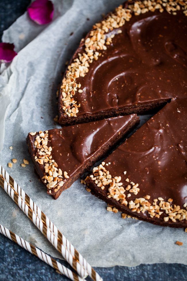 kladdkaka täckt med geisha