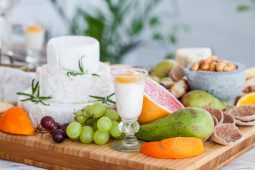 Ostbricka med nötter, osttårta