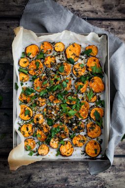 sötpotatis i skivor i ugn med parmesan