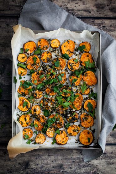 sötpotatis i skivor i ugn med parmesan