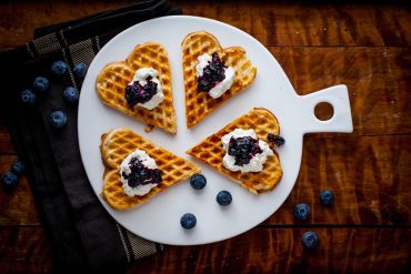 våfflor med ädelost och blåbärssylt