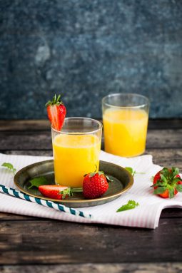 klassisk bellini eller alkoholfri mango mocktail