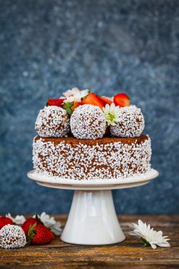 chokladbollstårta med chokladbollar jordgubbar