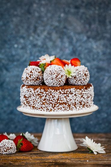 chokladbollstårta med chokladbollar jordgubbar