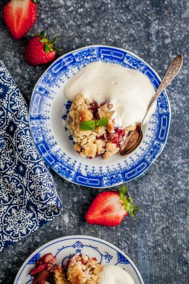 rabarbersmulpaj med hemgjord vaniljvisp