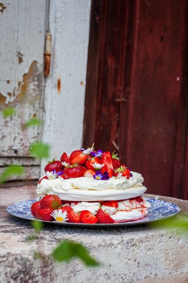 marängtårta med marinerade jordgubbar och mascarponegrädde