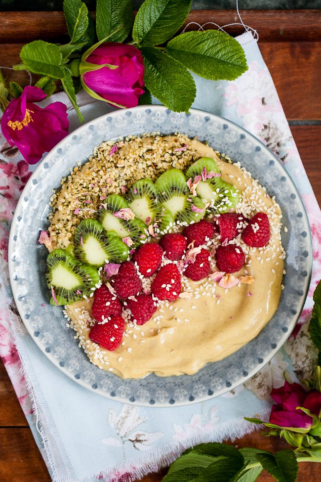 Bowl med nyponsoppa avokado och banan