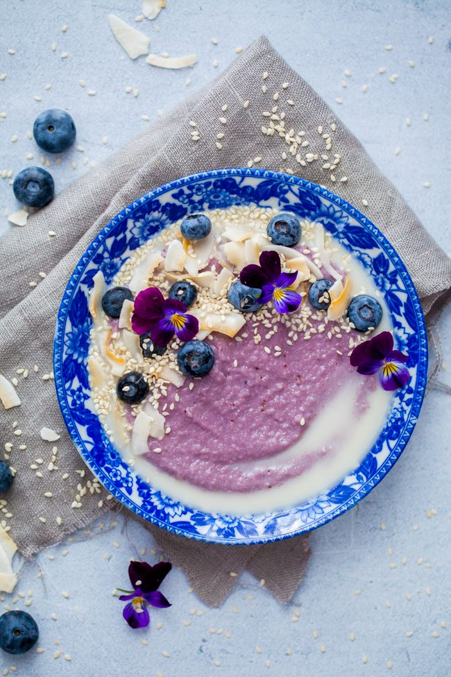 mandelgröt med blåbärssoppa sagolika