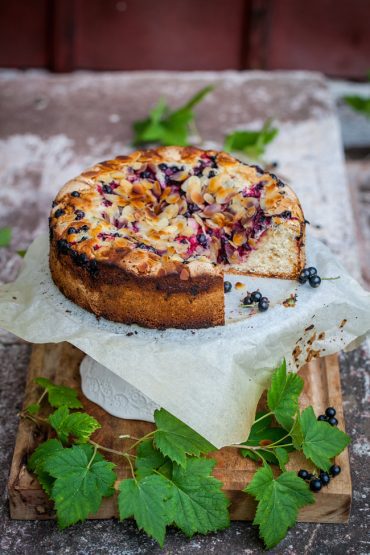 vinbärskaka med flagad mandel, mandelmassa och hyvlat smör