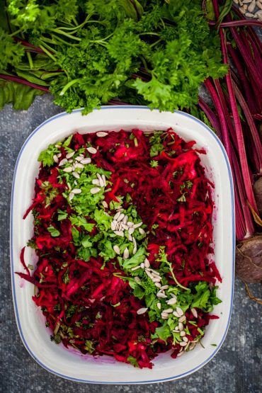 riven rödbetssallad med äpple