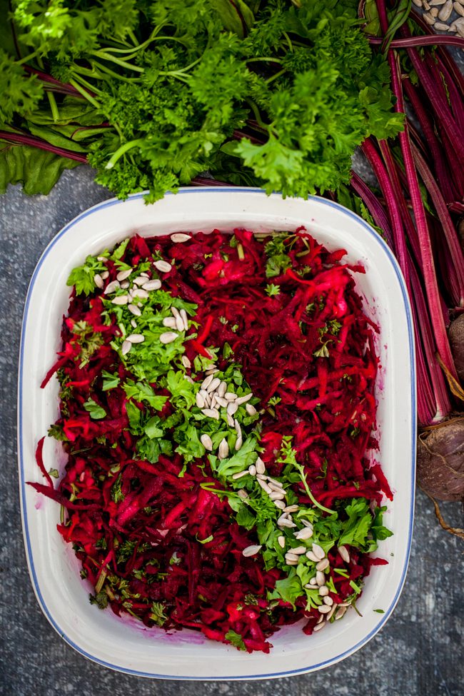 riven rödbetssallad med äpple