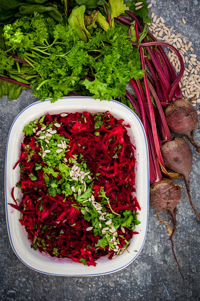 riven rödbetssallad med äpple