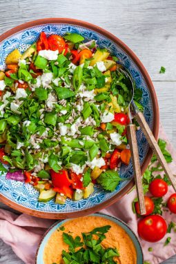 skördesallad på ugnsrostade grönsaker