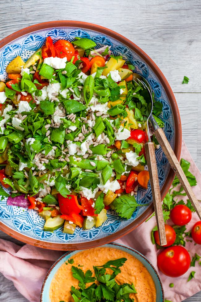 skördesallad på ugnsrostade grönsaker