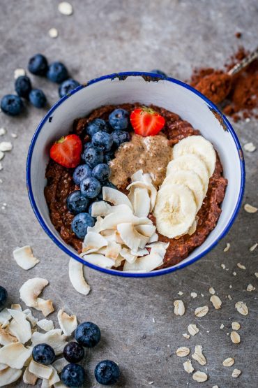 chokladgröt havregrynsgröt med kakao, banan och bär