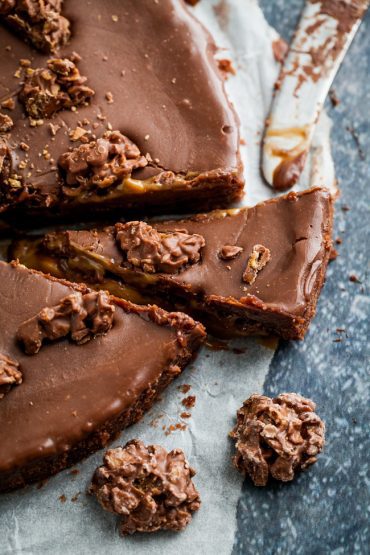 kladdkaka med kola oh dumle