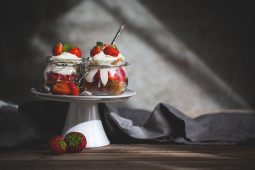 enkel jordgubbsdessert trifle