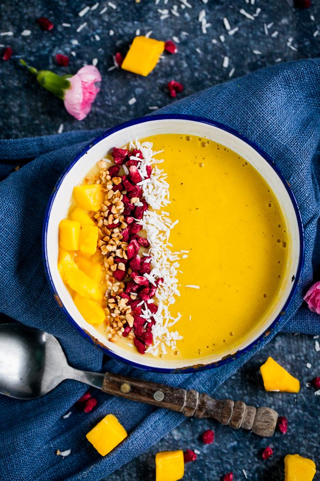 smoothie bowl med mango mellanmål