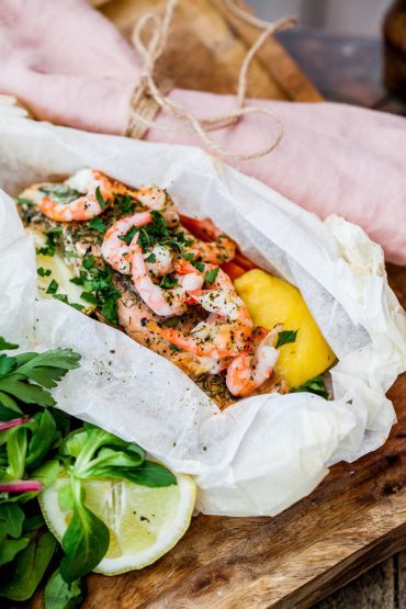 fiskpaket med bakplåtspapper på grillen i ugnen