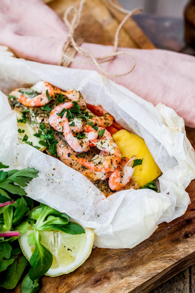 fiskpaket med bakplåtspapper på grillen i ugnen