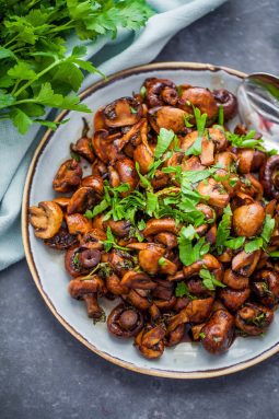 grilla vegetariskt, marinerade balsamvinäger champinjoner