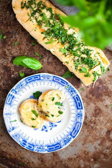 vitlöksbröd med örter