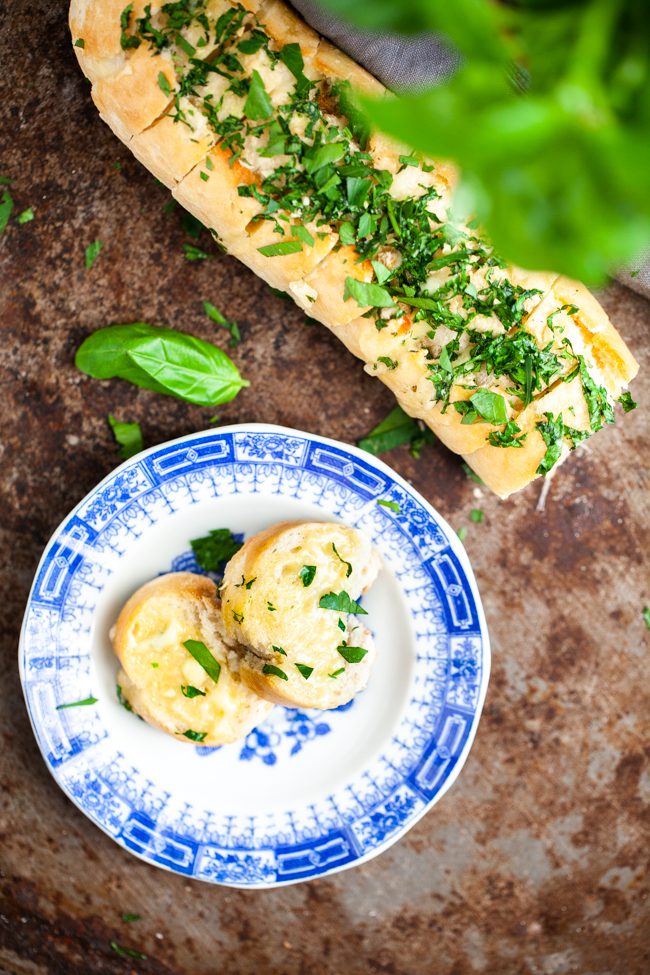 vitlöksbröd med örter