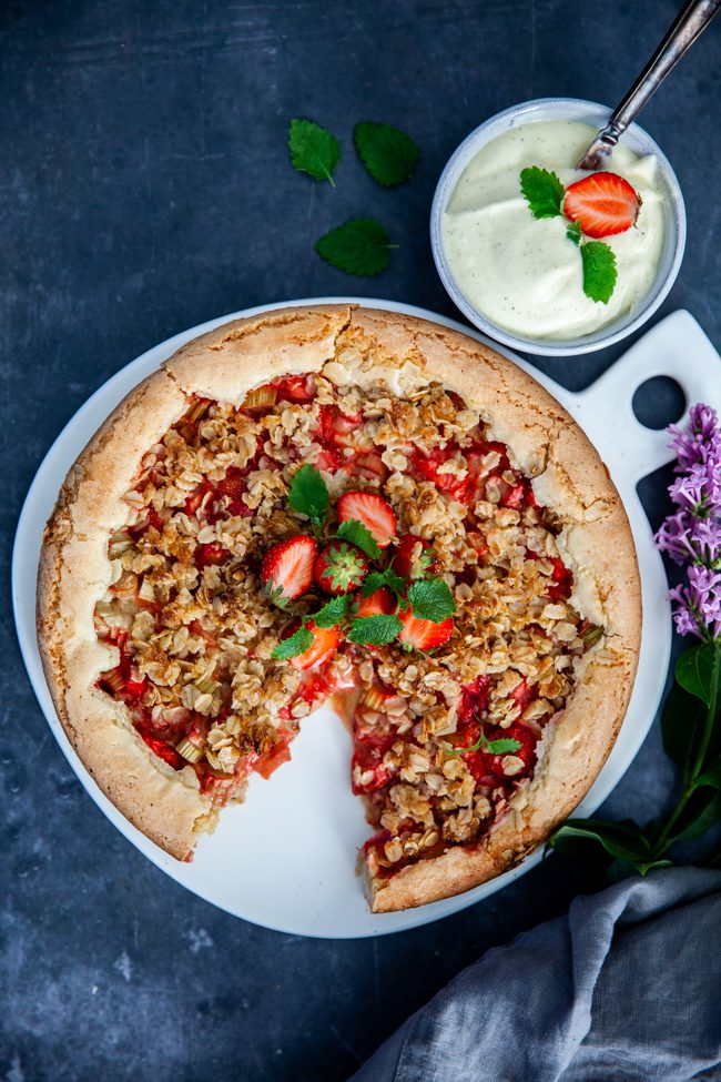 brynt smör jordgubb och rabarberkaka rabarberpaj vaniljvisp