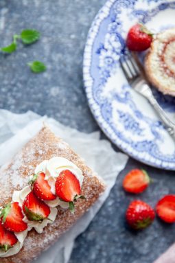 recept, jordgubbsrulltårta, klassisk rulltårta