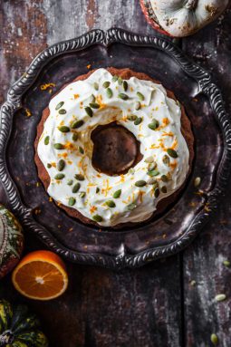 mjuk pumpakaka med apelsinfrosting