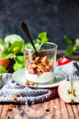 kolasås, äpplen, vaniljkräm, smul