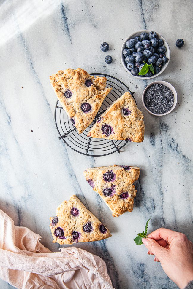 Scones med blåbär, vallmofrön och färskost