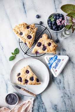 Scones med blåbär, vallmofrön och färskost