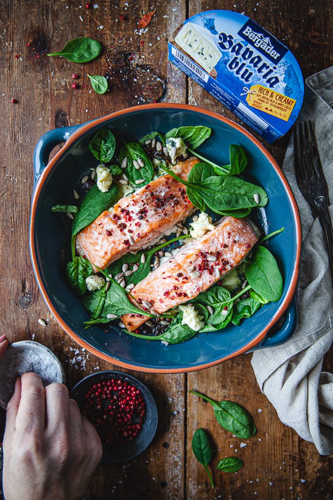 Ugnsbakad lax fylld med blåmögelost: