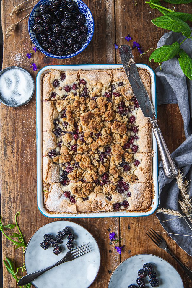 mjuk kaka med björnbär, björnbärskaka, kaka i långpanna