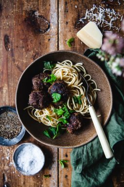 köttbullar med parmesan och basilika