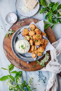 friterad zucchini med parmesan och tryffeldipp