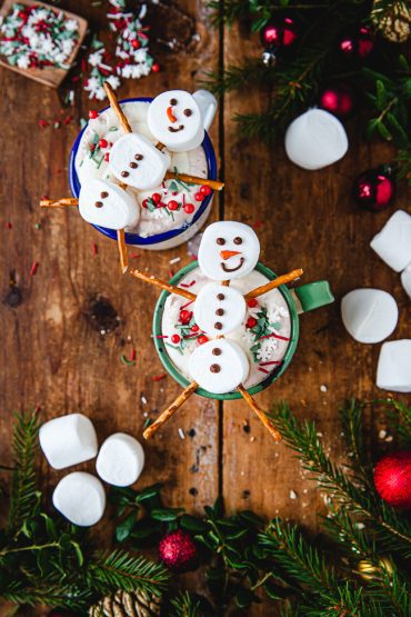 varm choklad, marshmallows , snögubbe