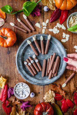 fingrarhalloweenchokladfingrar, läskiga fingrar, chokladfingrar med mandelspån, halloween4