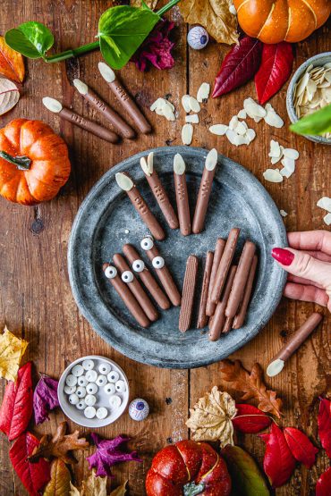 fingrarhalloweenchokladfingrar, läskiga fingrar, chokladfingrar med mandelspån, halloween4