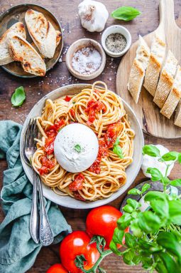 pasta, burrata, pasta med pastasås
