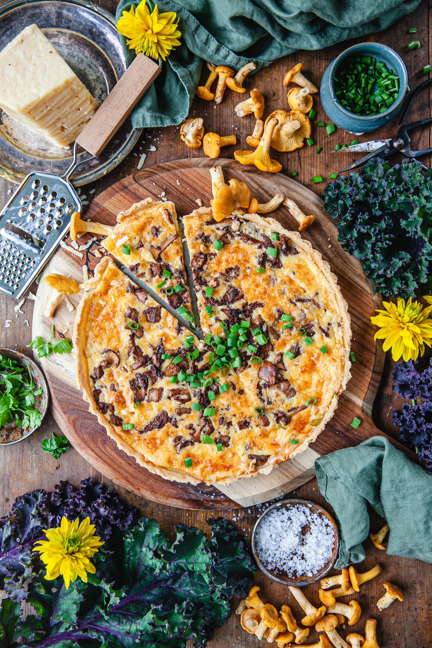 kantarellpaj, paj med kantareller, ostpaj, paj, kräftskiva