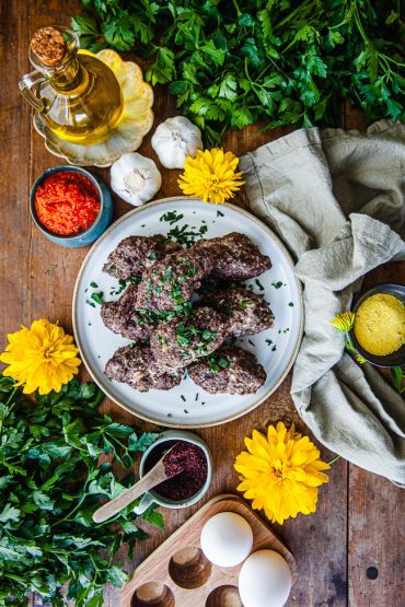 Köttfärsbiffar med sumak och vitlök